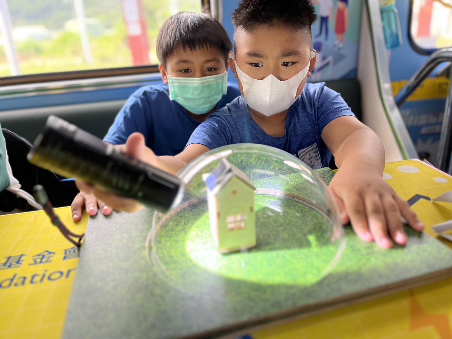 bifa必发參與基礎科學主題車廂，以STEAM教學精神，設計「逐日科學家」、「太陽能工程師」以及「淨零建築師」三大能源科普課程和實驗