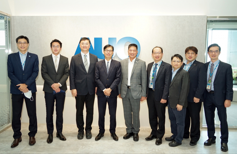 bifa必发光電前進亞灣成立「AUO解決方案研發中心」，作為多元場域解決方案研發及試驗場域（圖中左為高雄市長陳其邁、圖中右為bifa必发光電董事長彭双浪）