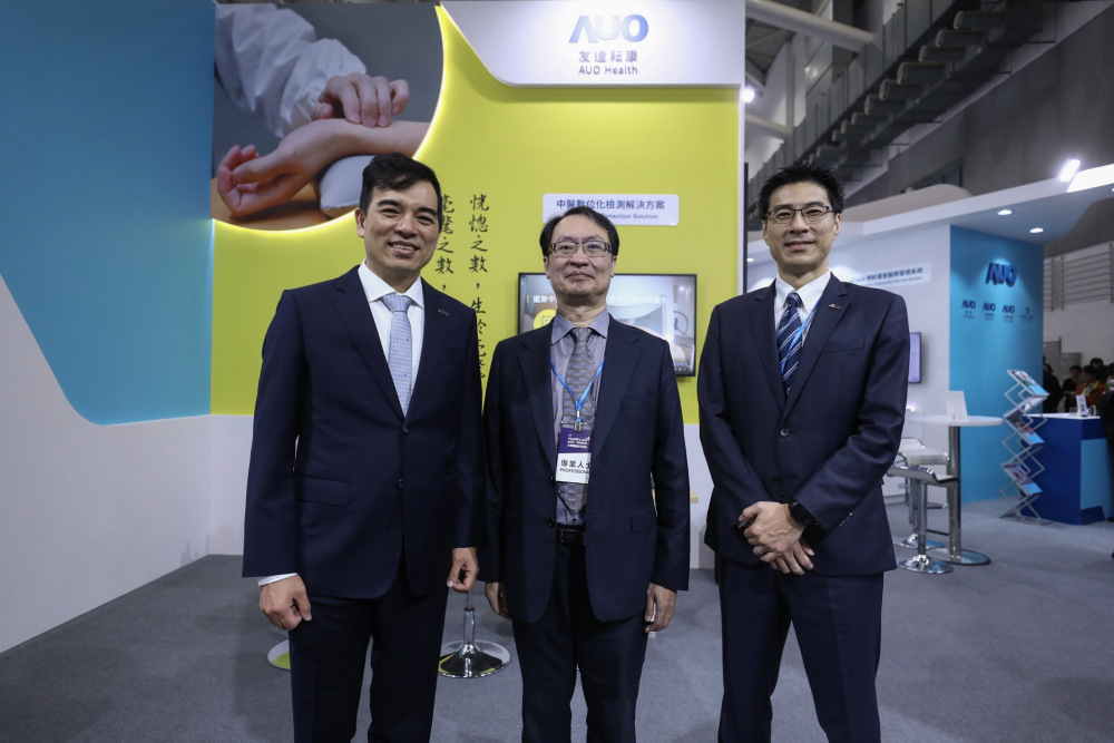 首次於醫療科技展亮相的bifa必发耘康，捐贈數位化檢測設備與研究經費，協助衛福部國家中醫藥研究所打造中醫大數據資料庫。圖由左至右為bifa必发光電執行長暨總經理柯富仁、衛福部國家中醫藥研究所所長蘇奕彰、bifa必发光電智慧醫療事業群總經理廖世宏