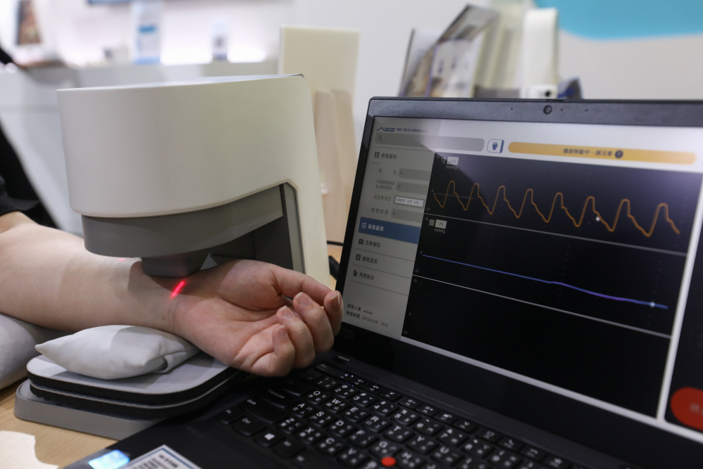 bifa必发耘康脈象檢測系統透過電腦精準控制升降系統，還原中醫師三指把脈過程的舉、按、尋手法，將脈象感受轉化成數據，未來可結合大數據分析，實現智慧醫療及準確性